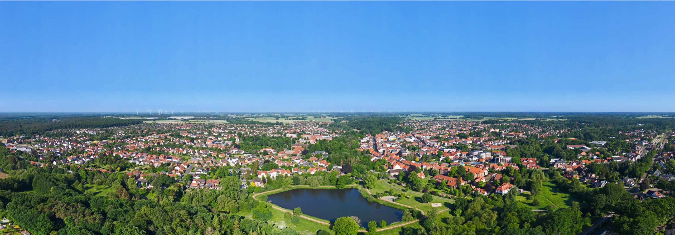 Das Luftbild wurde vom Immobilienmakler Walsrode erstellt nd zeigt Walsrode mit dem Klostersee, dem Kloster und der Innenstadt, Vorbrück und dem Bahnhof.